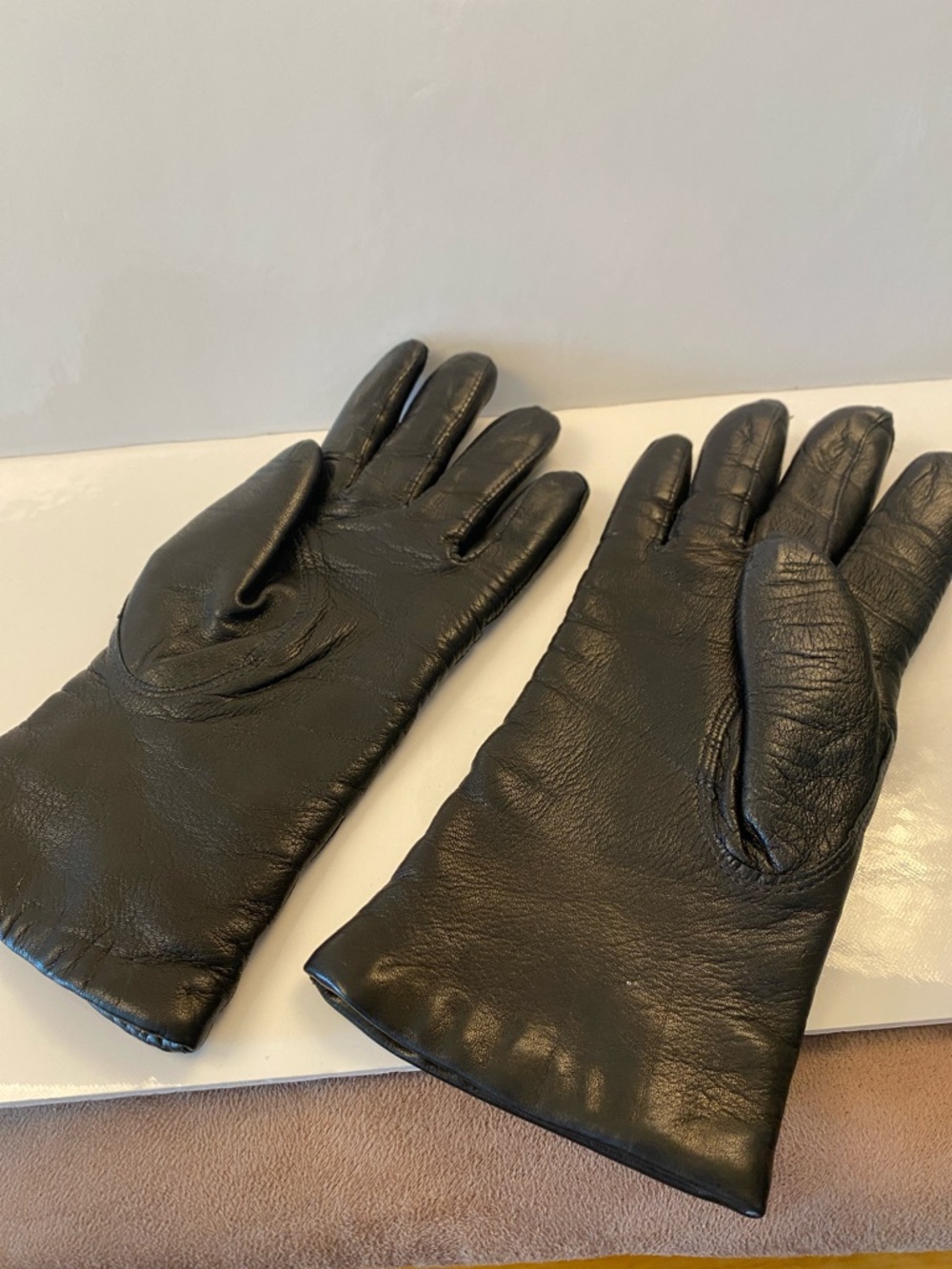 Black Leather Gloves Women’s - Classic Winter Accessory - Picture 4 of 9